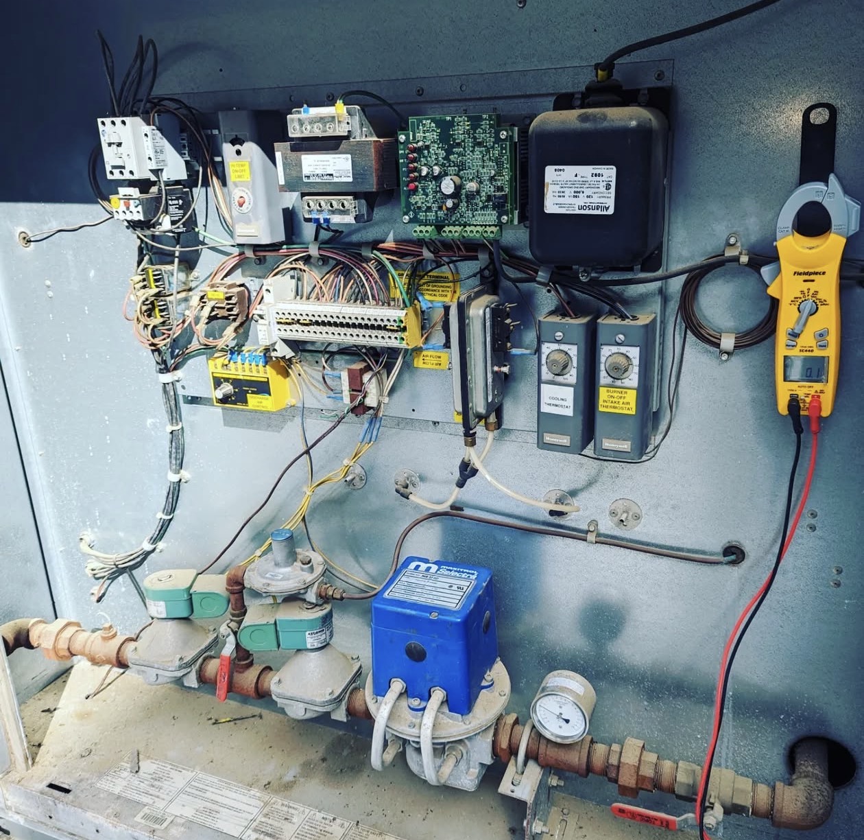 Rooftop HVAC unit installation for commercial building